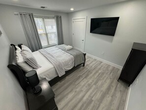 2 bedrooms, iron/ironing board, travel cot, WiFi - The Spacious Suite: 2BR with Balcony (Paterson)