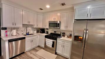 Een koelkast, een magnetron, een oven, een kookplaat