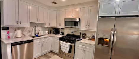 Køleskab, mikrobølgeovn, ovn, kogeplade