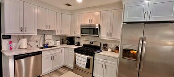 The Cozy Suite: 1BR with Free Parking