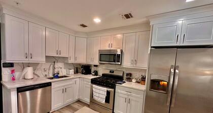 The Cozy Suite: 1BR with Free Parking