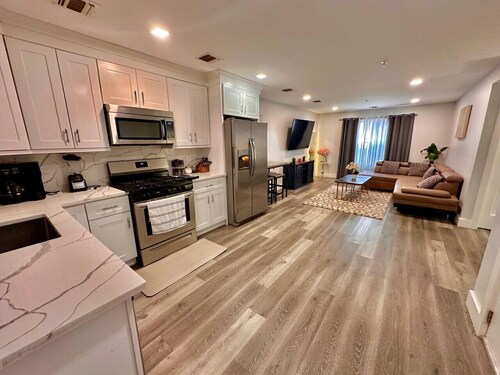 The Cozy Suite: 1BR with Free Parking