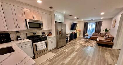 The Cozy Suite: 1BR with Free Parking