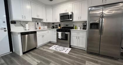 The Cozy Suite: 1BR with Free Parking