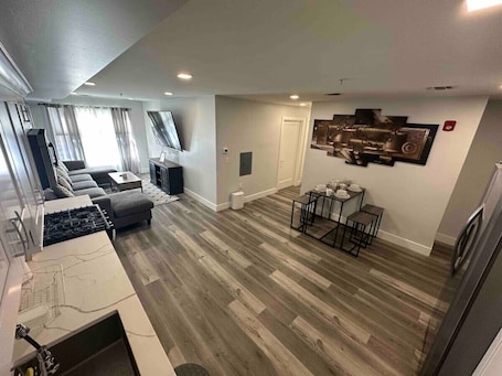 TV. The Classic Suite: 2BR close to NYC