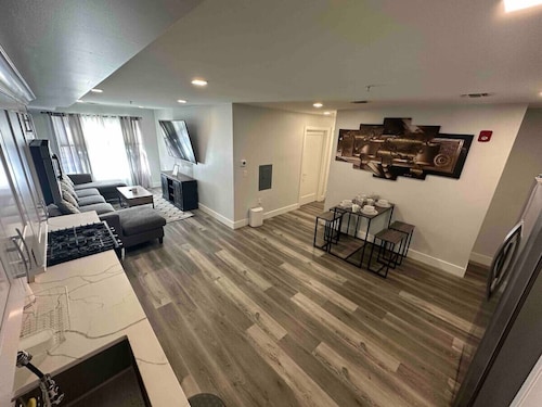 The Classic Suite: 2BR close to NYC