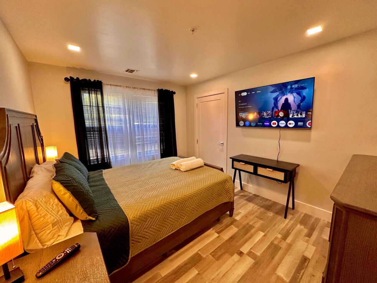 2 bedrooms, iron/ironing board, WiFi, bed sheets