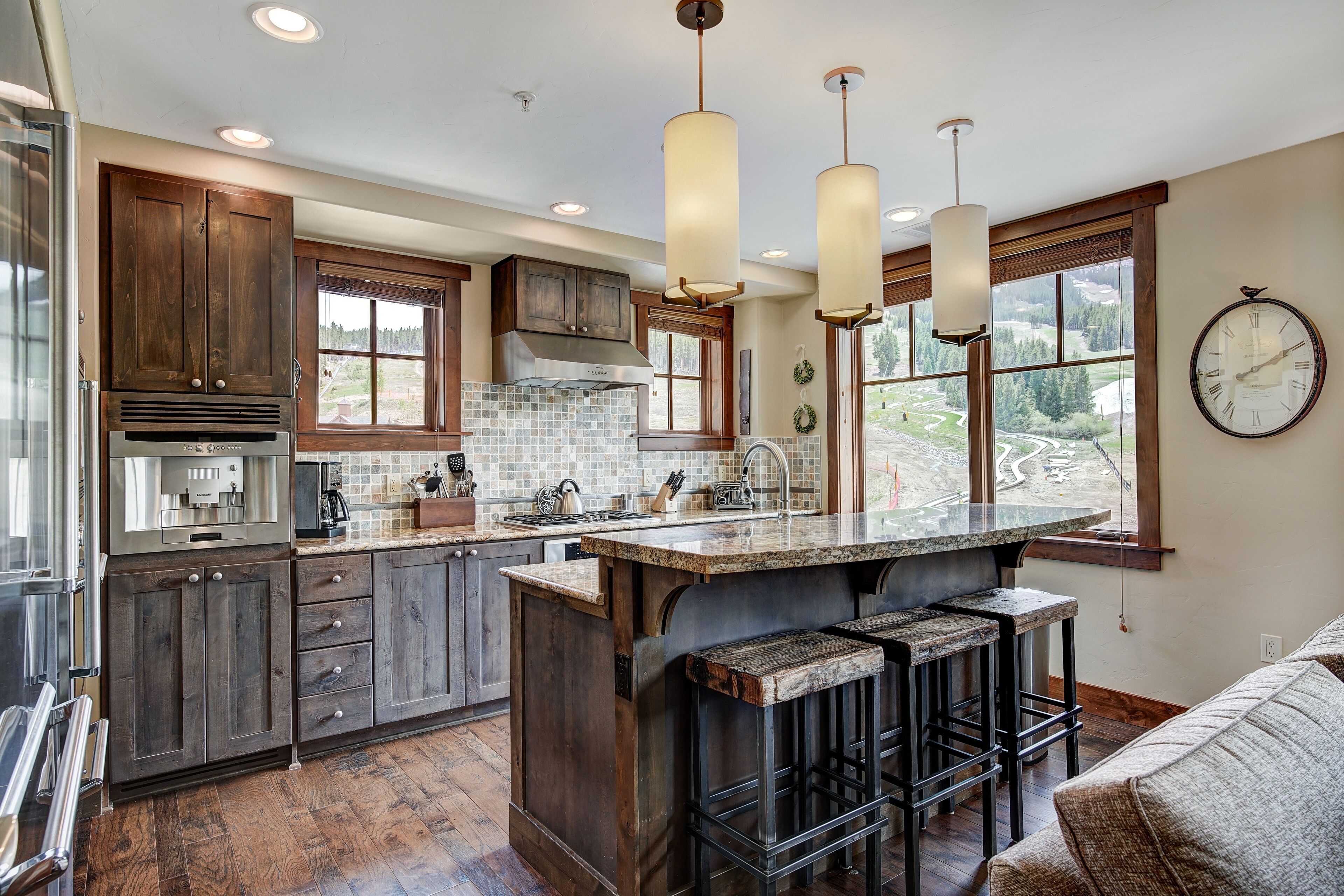 Kjøleskap, mikrobølgeovn, ovn og oppvaskmaskin