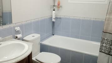 Een haardroger, een bidet, handdoeken, zeep