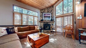 Smart TV, fireplace, DVD player - NEW! Winterset #33 (3-Bedroom Condo) with Pool and Mountain view - Pets Allowed (Mammoth Lakes)