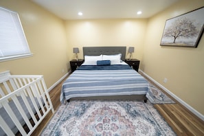 3 habitaciones, tabla de planchar con plancha, wifi y ropa de cama