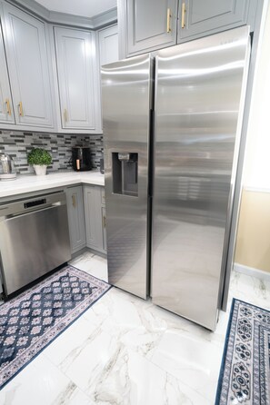 Kjøleskap, mikrobølgeovn, ovn og kokeplater