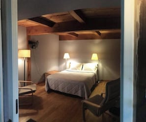 3 habitaciones, tabla de planchar con plancha, wifi y ropa de cama 