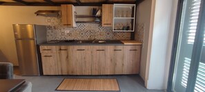 Kühlschrank, Mikrowelle, Wasserkocher mit Kaffee-/Teezubehör, Toaster