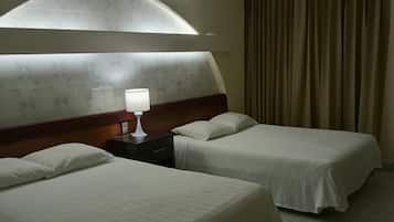 Kamar Double Basic | Meja kerja, ruang kerja ramah laptop, dan Wi-Fi gratis