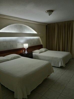 Escritorio, espacio para trabajar con laptop y wifi gratis 