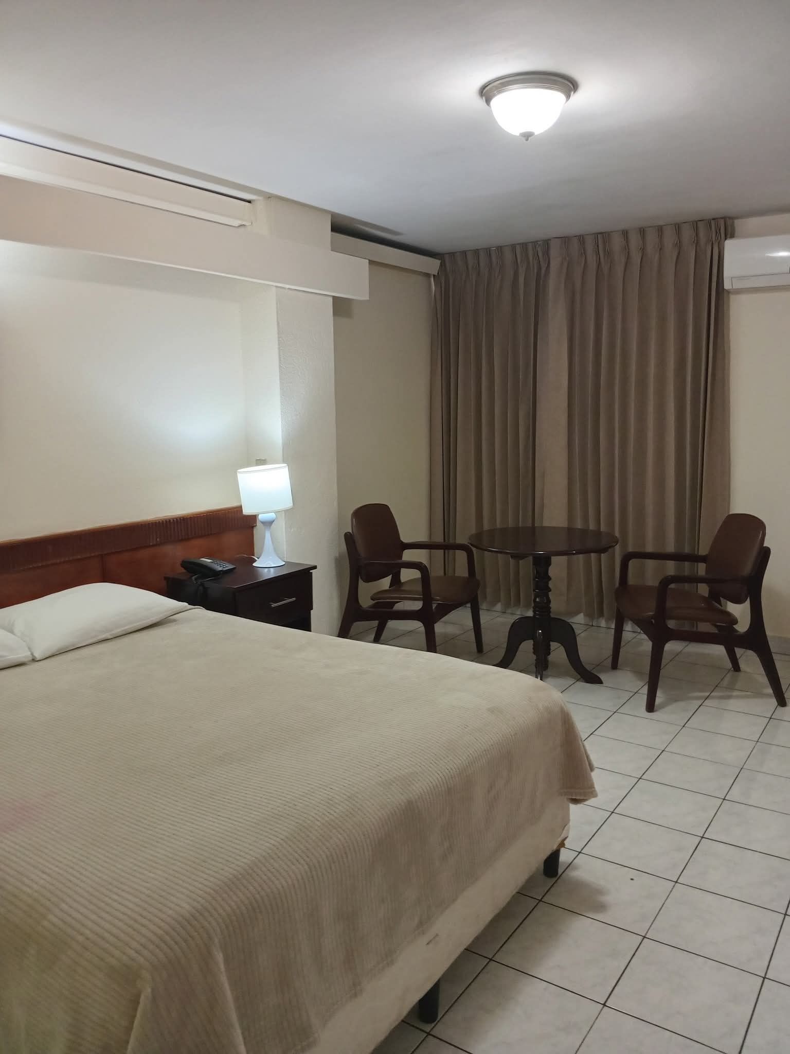 Dobbeltrom – basic, 1 queensize-seng, bakgårdsutsikt | Skrivebord, skrivebord for bærbar PC og wi-fi (inkludert)