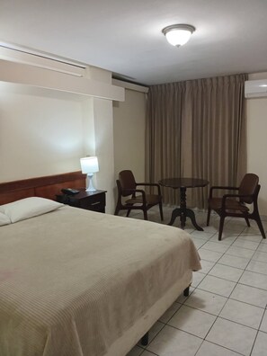 Basic Double Room, 1 Queen Bed, Courtyard View - Hotel Estrella (Managua)