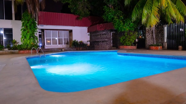 Kolam renang terbuka