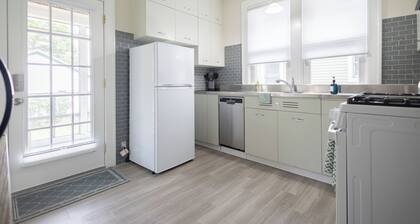 Charming 2-bedroom house with WiFi, AC in brilliant Geneva