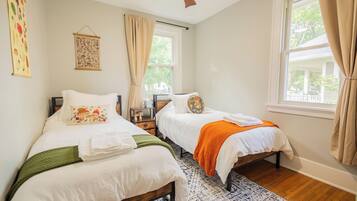 2 habitaciones, tabla de planchar con plancha, cuna de viaje y wifi