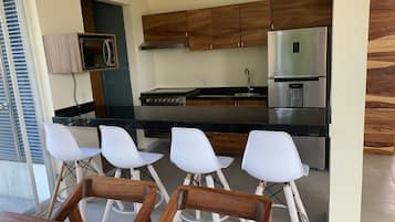 Réfrigérateur, micro-ondes, four, plaque de cuisson