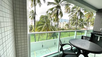 Apartamento conforto, sacada, vista para o mar | Varanda coberta