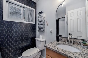 Een douche, een haardroger, handdoeken, zeep