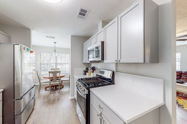 Fridge, microwave, oven, stovetop - Eastgate Gem, Walk to A&M! (College Station)