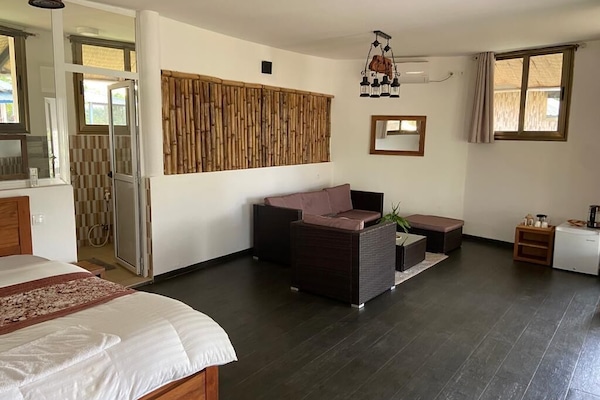 Deluxe Suite, Balcony, Hill View | Living area