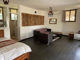 Suite Deluxe, balcón, vistas a la colina | Zona de estar