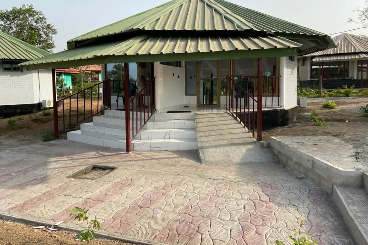 A building with a green roof and a covered entrance area.