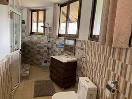 Suite Deluxe, balcón, vistas a la colina | Baño | Ducha, toallas, jabón y papel higiénico