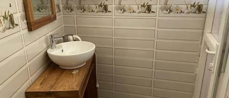 Comfort Room, Balcony, Hill View | Bathroom