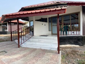 Comfort Room, Balcony, Hill View | Premium bedding, down comforters, desk, laptop workspace - MAF Village (Maférinya)