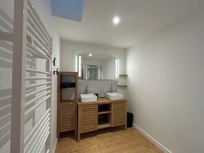 Haartrockner, Handtücher, Toilettenpapier