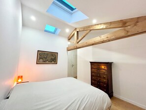 3 slaapkamers, een strijkplank/strijkijzer, wifi, beddengoed