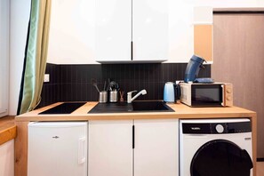 Fridge, microwave, stovetop, coffee/tea maker