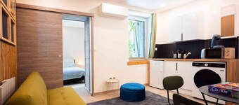 In the center of town, charming 2-room apartment on the ground floor, with parking space.