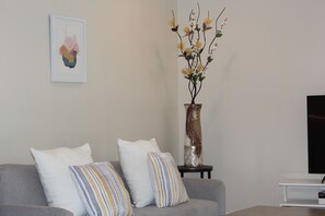 Apartment, 3 Schlafzimmer, Balkon | Wohnbereich