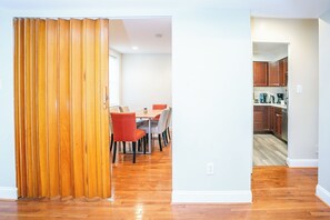 Living area - Cozy 3 Bedroom/Great Location (Arlington)