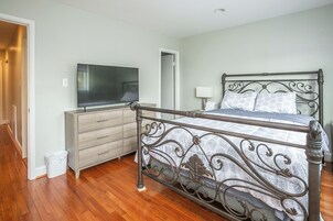 Apartment, 3 Bedrooms, Balcony | 3 bedrooms, bed sheets