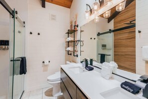 Shower, hair dryer, bidet, towels