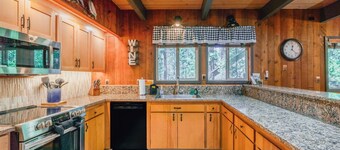 The Bear Cabin: 5min walk to village & 12 SHARC passes