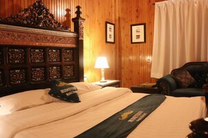 Quarto casal luxo, vista para a montanha | Quartos à prova de som, ferros/tábuas de passar roupa, Wi-Fi de cortesia