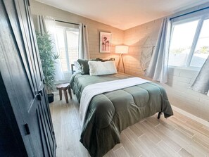 3 Schlafzimmer, Schreibtisch, Bügeleisen/Bügelbrett, Reisekinderbett