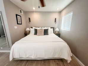3 chambres, bureau, fer et planche à repasser, lit de bébé portatif