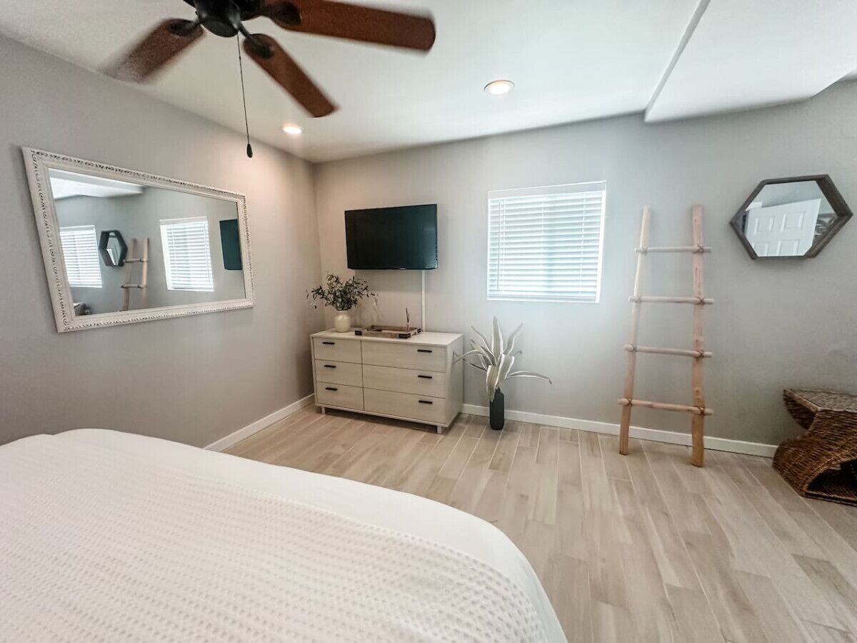 3 bedrooms, desk, iron/ironing board, travel crib