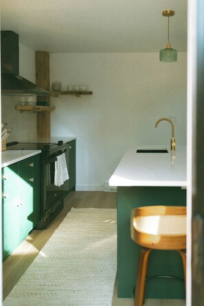 Frigorifero, forno, piano cottura, lavastoviglie