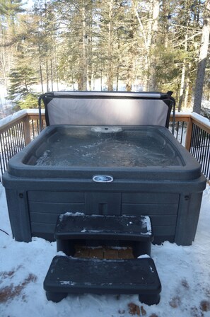 Outdoor spa tub - Cozy Cabin Getaway (St. Ignace)